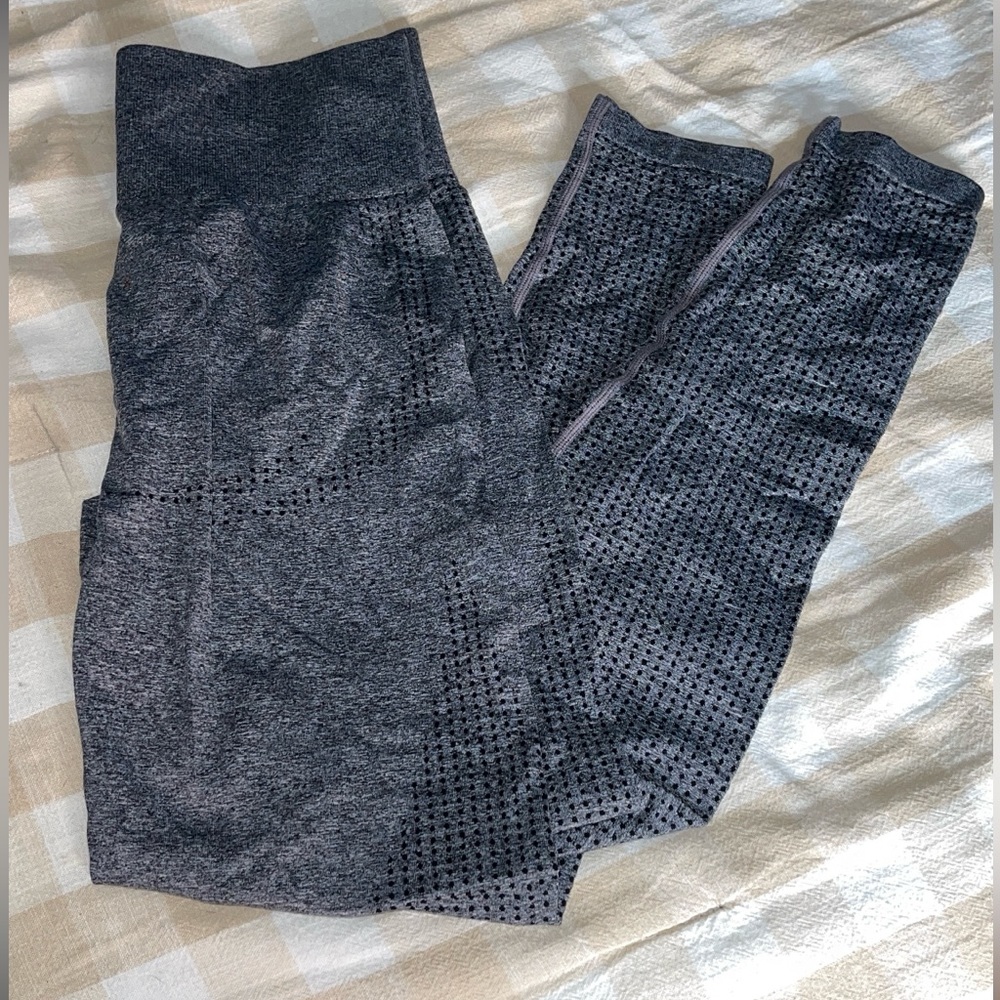 Medium yoga pants gray with black dots